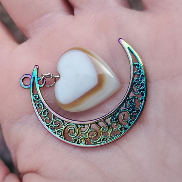 New Heart Shaped Brown & White Onyx Agate Rainbow Titanium Crescent Moon Pendant - Picture 1 of 5